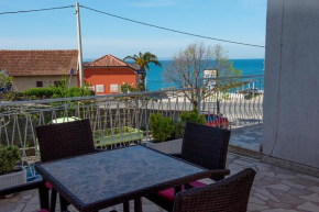 Apts&rooms Robi-50m from beach, Podstrana